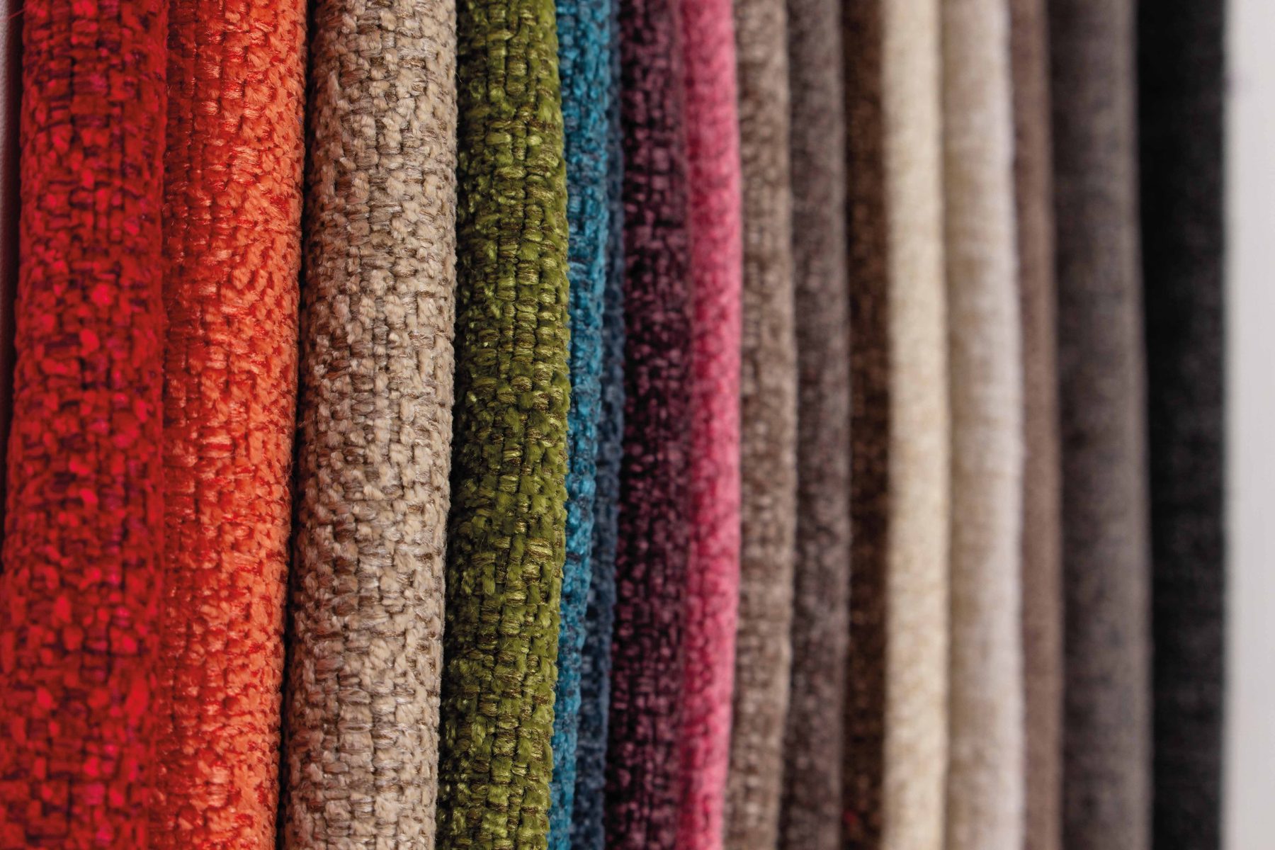 Muestras de la colección Contract de Deco Simil con texturas y colores en exhibición